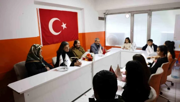 Görme engellilere şiir okuyan öğrenciler takdir topladı