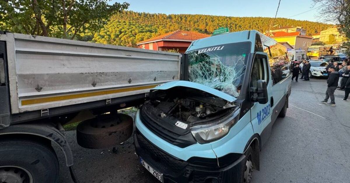 Minibüs tıra arkadan çarptı!