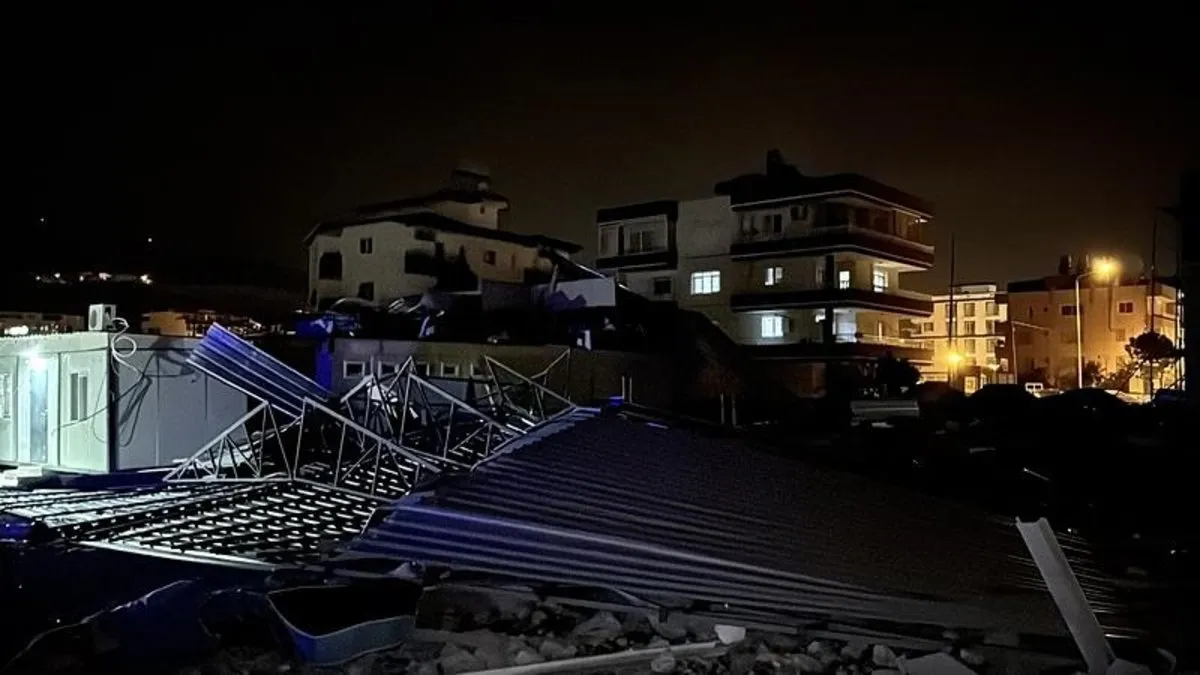 Hatay’da fırtına çatıları uçurdu, ağaçları yerinden söktü