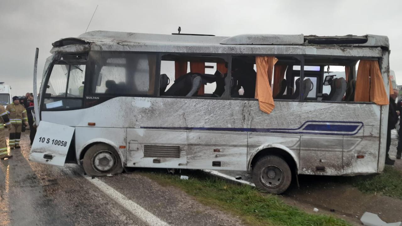 Balıkesir’de işçi servisi devrildi: 18 yaralı