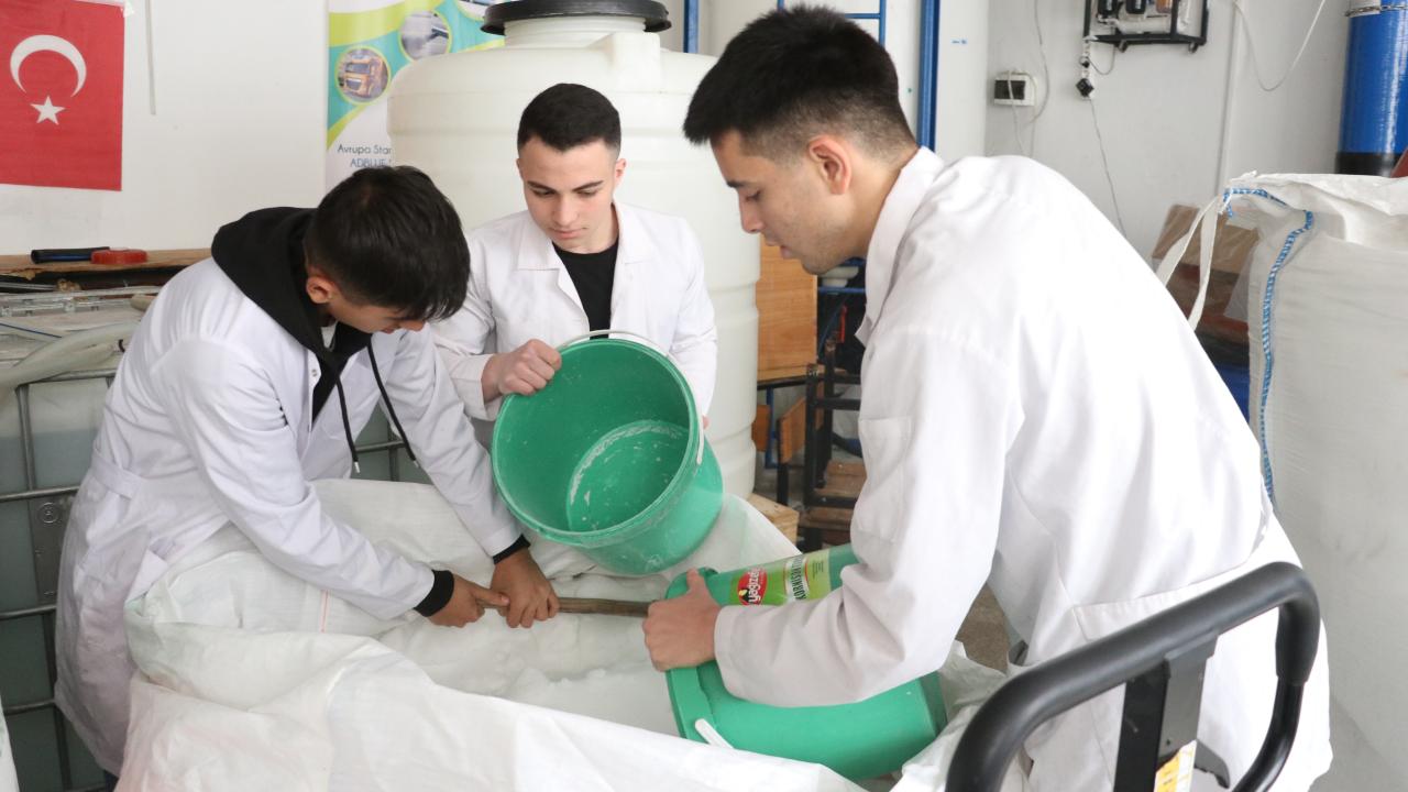 Temizlik malzemesi üreten lise fabrika gibi üretken çalışıyor